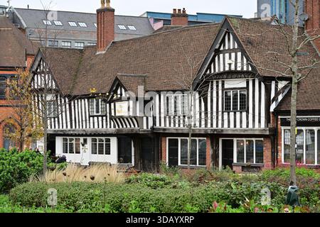 Birmingham, Royaume-Uni - 16 novembre 2025 : pub Tudor The Old Crown avec jardin à Birmingham Banque D'Images
