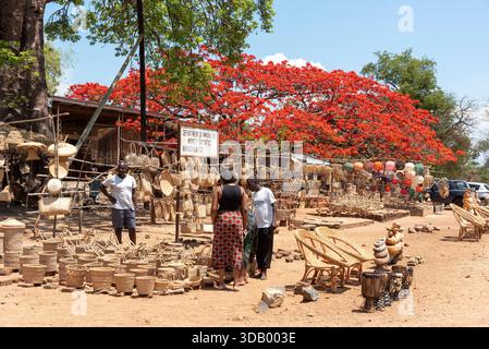 Mangoghi Monkey Island Malawi.16.11.2025. Les femmes touristes regardant des produits faits à la main pour les touristes dans la région de Monkey Island dans le sud du Malawi. Banque D'Images