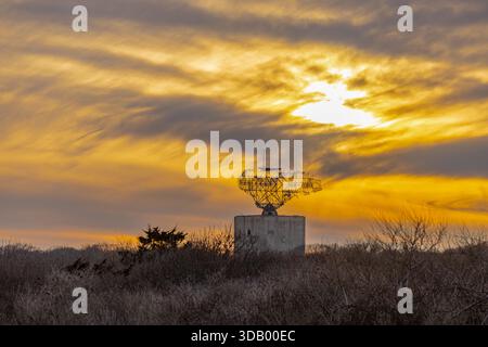 tour radar de héros de camp avec un coucher de soleil d'hiver Banque D'Images