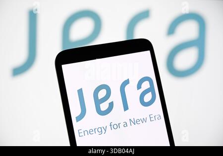 Ukraine. 12 décembre 2025. Dans cette illustration photo, le logo JERA est visible sur un smartphone et en arrière-plan. Crédit : SOPA images Limited/Alamy Live News Banque D'Images