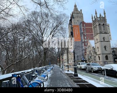 Rues calmes scintillantes après une chute de neige fraîche dans l'Upper West Side, Manhattan Banque D'Images