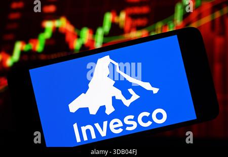 Ukraine. 12 décembre 2025. Dans cette illustration photo, le logo Invesco est visible sur un écran de téléphone intelligent. Crédit : SOPA images Limited/Alamy Live News Banque D'Images