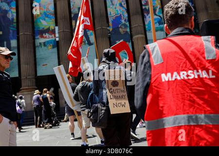 Un manifestant est vu à l'extérieur de la State Library Victoria pendant la manifestation. Les manifestants se sont rassemblés à l'extérieur de la State Library Victoria pour s'opposer aux changements opérationnels proposés qui réduiraient considérablement le personnel de la bibliothèque de référence et déplaceraient les services de base vers le libre-service et les systèmes numériques. Les organisateurs soutiennent que ces changements mineraient les services publics essentiels et ne pourraient être remplacés par la technologie ou l’IA. Le rassemblement a demandé au ministre et à la direction de la bibliothèque de mettre fin aux plans et de tenir une réunion publique pour permettre à la communauté de contribuer à l'avenir de la bibliothèque. (Photo de Ye Myo Khant / Banque D'Images