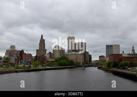 Vue panoramique sur les gratte-ciel de la ville de Providence le long de la rivière sous le ciel couvert Banque D'Images