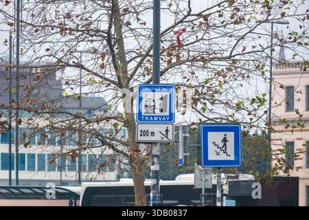Tramvay panneau de direction et informations piétonnes poste de recherche pour la ligne T5 Eminonu Alibeykoy à Istanbul place de la Turquie avec arbres et bâtiment de la ville Banque D'Images