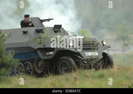 Véhicule blindé allemand de la Wehrmacht avançant pendant la seconde Guerre mondiale reconstitution de l'opération Barbarossa, Sanok, Pologne Banque D'Images
