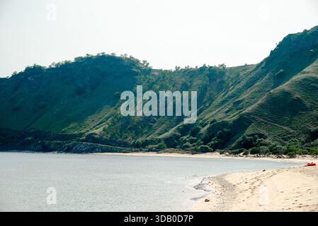 Belle vue sur les collines Cristo Rei et la plage à Dili, Timor Leste. Banque D'Images