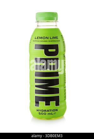 LONDRES, Royaume-Uni - 22 SEPTEMBRE 2025 : bouteille de boisson énergisante naturelle Prime avec citron et citron vert sur blanc. Banque D'Images