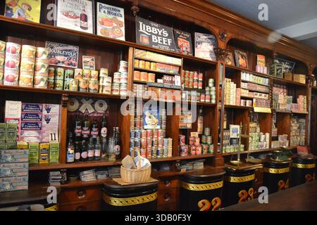 L'épicerie victorienne, St Fagans National Museum of History, Cardiff, South Wales, Royaume-Uni. Banque D'Images