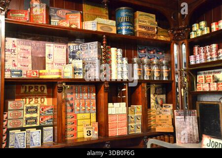 L'épicerie victorienne, St Fagans National Museum of History, Cardiff, South Wales, Royaume-Uni. Banque D'Images