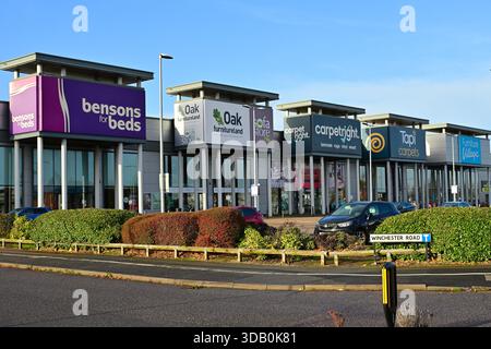 Tamworth, Royaume-Uni - 8 décembre 2025 : Ventura Retail Park. Home Furniture Row à Tamworth Banque D'Images