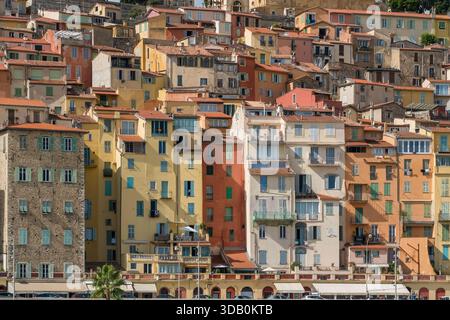 Façades colorées des bâtiments historiques à Menton, Côte d'Azur Banque D'Images