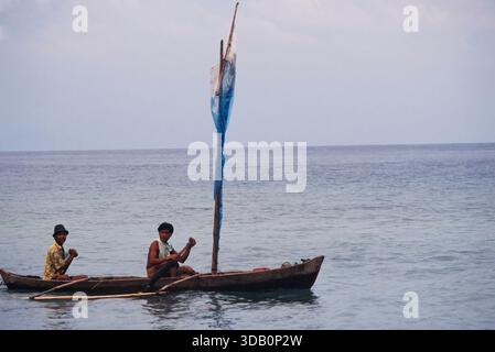 Indonésie, Pulau Batu, îles Batu au large de la côte ouest de Sumatra, bateau de pêche sur les îles Stone, Fuji ISO 100 Sensia RA, 2001 Banque D'Images