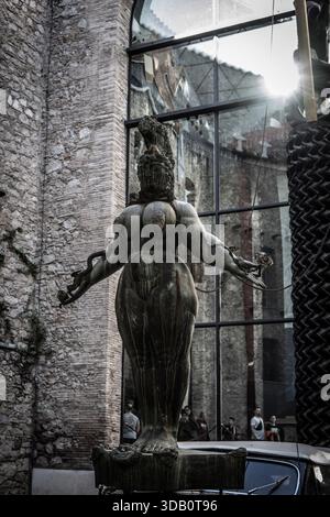 'La Grande Esther' d'Ernst Fuchs, cour centrale,, Théâtre-Musée DalÃ­, Figueres, Province de Gérone, Catalogne, Espagne. Banque D'Images