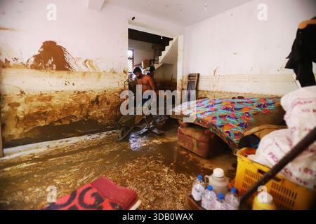 Badulla, Sri Lanka. 12 décembre 2025. Des résidents nettoient la boue d’une maison endommagée par le cyclone Ditwah dans le district de Badulla, Sri Lanka, décembre 12, 2025. Selon le Centre de gestion des catastrophes du Sri Lanka, le pays a récemment subi de graves dommages en raison des conditions météorologiques extrêmes déclenchées par le cyclone Ditwah, qui a fait plus de 600 morts, affecté plus de 2 millions de personnes, détruit plus de 4 000 maisons et partiellement endommagé plus de 60 000 maisons dans tout le pays. Crédit : Ajith Perera/Xinhua/Alamy Live News Banque D'Images