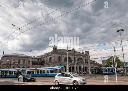 Journée nuageuse à la gare centrale de Zurich, tramway, circulation automobile et piétons devant la gare. Zurich, Suisse 17 mai 2025 : jour nuageux à la gare centrale de Zurich. Tramway, circulation automobile, voyageurs et piétons devant la gare. Edit switzerland zurich B97A8259 Banque D'Images