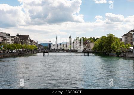 Zurich, Suisse, vue du pont Rudolf Brun sur la rivière Limmat. Zurich, Suisse 17 mai 2025 : vue sur le pont Rudolf Brun au-dessus de la rivière Limmat. Bâtiments et église en arrière-plan, été, jour nuageux. Edit switzerland zurich B97A8258 Banque D'Images