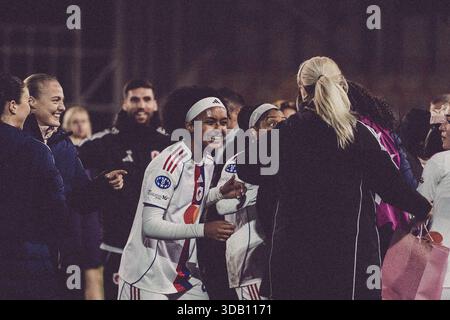 Manchester, Royaume-Uni, 10 décembre 2025 : les joueuses lyonnaises célèbrent la victoire de Manchester United vs OL Lyonnes en Ligue des champions féminine de l’UEFA Banque D'Images