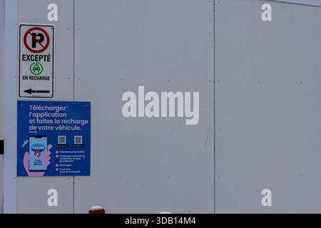 Canada, Québec, 30 novembre 2025 : pas de panneau de stationnement chargement de véhicule électrique télécharger les instructions d'application visibles ici Banque D'Images