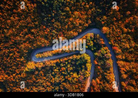 Route sinueuse de montagne à Kakheti en Géorgie Banque D'Images