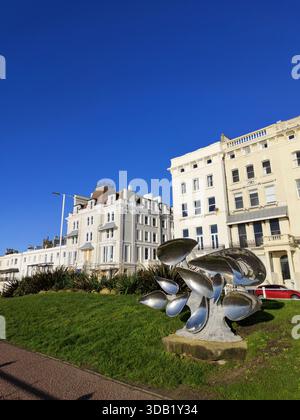 Coquilles de moules en acier inoxydable sculpture Marina (2021) par l'artiste Leigh Dyer, St Leonards-on-Sea, Hastings, East Sussex, Royaume-Uni Banque D'Images