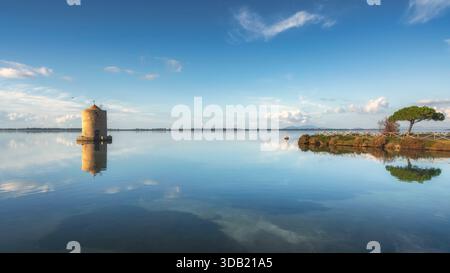 Panorama de la lagune d'Orbetello, Laguna di Orbetello, en Maremme, Toscane. Caractéristiques le moulin à vent espagnol historique reflété parfaitement sur le toujours wa Banque D'Images
