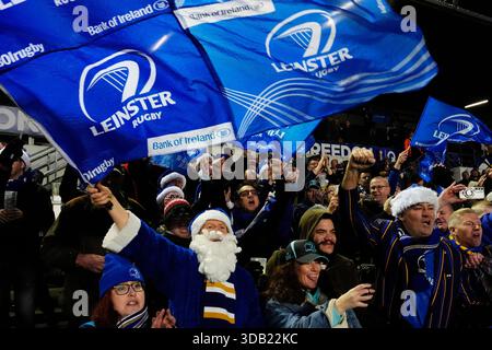 Les fans de Rugby de Leinster en robe de fantaisie de Noël lors du match de la Coupe des Champions Investec au stade Mattioli Woods Welford Road, Leicester. Date de la photo : vendredi 12 décembre 2025. Banque D'Images