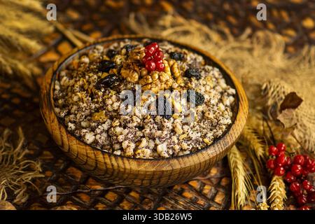 Cuisine ukrainienne traditionnelle. Kutya traditionnel de Noël sur la table. Plat de Noël sucré dans un bol en argile rustique. Banque D'Images