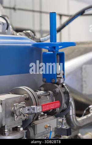 Machines industrielles en acier inoxydable : vannes, tuyaux, composants d'automatisation, connectés à la machine de système de séparation liquide-solide. Banque D'Images