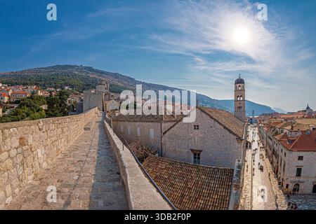 DUBROVNIK, CROATIE - 17 AOÛT 2024 : vieille ville près de pile Gate, avec la rue Stradun, la principale rue piétonne pavée de calcaire du 13ème cent Banque D'Images