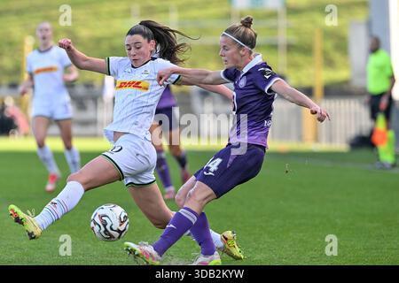 Deinze, Belgique. 13 décembre 2025. Aurelie Reynders (10 ans) de OHL Women et Laura Deloose (14 ans) de RSC Anderlecht Women photographiées lors d'un match de soccer féminin entre RSC Anderlecht Women et Oud Heverlee Leuven lors de la 11e journée de la saison 2024 - 2025 de la Super League belge des femmes du loto, le samedi 13 décembre 2025 à Deinze, Belgique . Crédit : Sportpix/Alamy Live News Banque D'Images