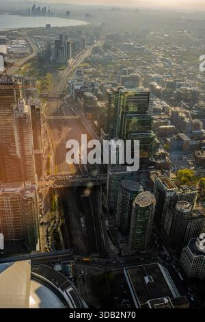 Vue aérienne des tours de bureaux en verre et des condos résidentiels au centre-ville de Toronto avec les voies ferrées et la circulation en dessous pendant le coucher du soleil. Toronto, Ontario, Cana Banque D'Images