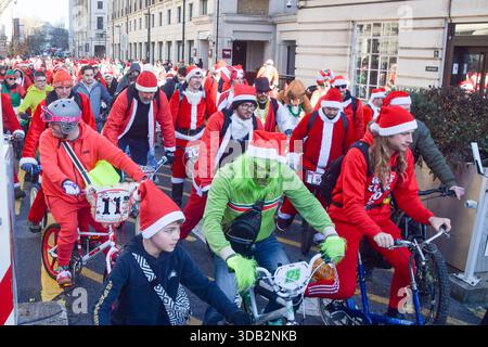 Londres, Royaume-Uni. 13 décembre 2025. Un participant porte un costume de Grinch alors que des centaines de cyclistes habillés en Père Noël et d'autres personnages de Noël participent à la croisière du Père Noël de BMX Life, collectant des fonds pour l'organisation caritative ECHO (Evelina Children's Heart Organisation). Crédit : SOPA images Limited/Alamy Live News Banque D'Images