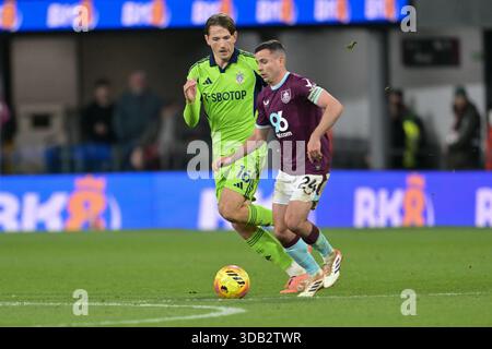 Turf Moor, Burnley, Lancashire, Royaume-Uni. 13 décembre 2025. Premier League Football, Burnley contre Fulham ; Josh Cullen de Burnley avec la balle crédit : action plus Sports/Alamy Live News Banque D'Images