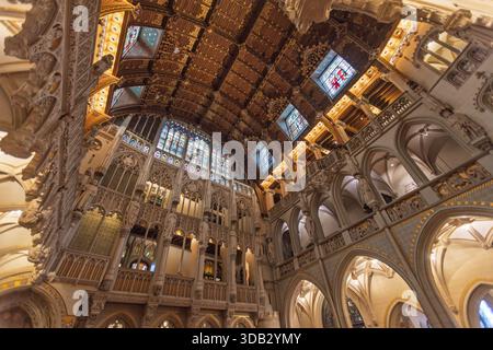 Superbe salle principale de Renaissance gothique du château de Haar. Haut plafond en bois, vitraux, arches en pierre et balcons dans un grand atrium. Haarzu Banque D'Images