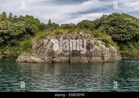 Île de roche dans la rivière Kumano pendant le pèlerinage à Kiho, préfecture de Mie, Japon Banque D'Images
