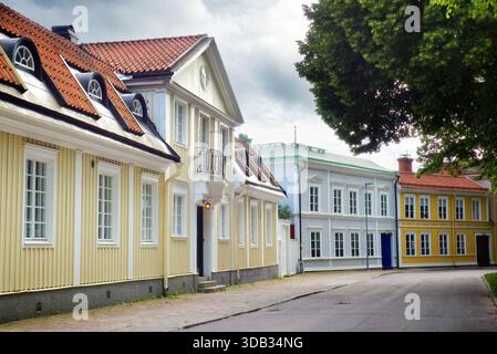Vieux bâtiments colorés en bois sur la rue Kyrkogatan à Gävle, Suède Banque D'Images