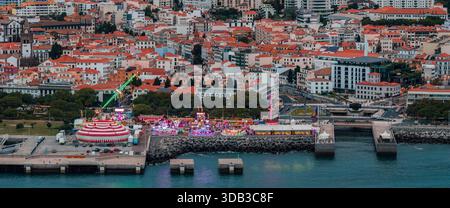 Vue aérienne du parc des expositions du front de mer de Funchal au crépuscule à Madère Banque D'Images