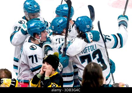 Pittsburgh, États-Unis. 13 décembre 2025. Un fan des Penguins de Pittsburgh réagit alors que les Sharks de San Jose essaims Center des Sharks de San Jose Tyler Toffoli (73) pour célébrer son but forçant les prolongations de leur 6-5 au PPG Paints Arena de Pittsburgh le samedi 13 décembre 2025. Photo par Archie Carpenter/UPI. Crédit : UPI/Alamy Live News Banque D'Images