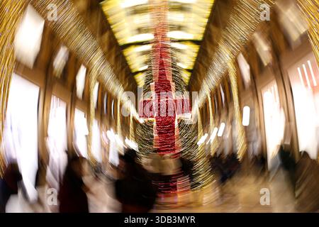 Rome, Italie. 13 décembre 2025. Des lumières festives sont vues à la Galleria Alberto Sordi à Rome, Italie, le 13 décembre 2025. Crédit : Li Jing/Xinhua/Alamy Live News Banque D'Images