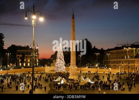 Rome, Italie. 13 décembre 2025. Les gens se rassemblent sur la Piazza del Popolo à Rome, Italie, le 13 décembre 2025. Crédit : Li Jing/Xinhua/Alamy Live News Banque D'Images
