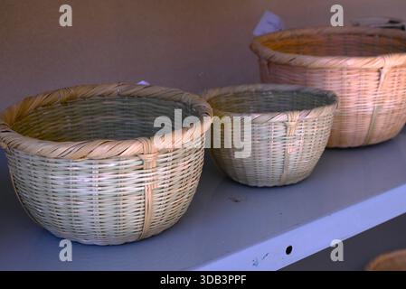 Artisanat traditionnel japonais en bambou fait à la main. Les métiers du bambou sont résistants à la chaleur et à la détérioration. Banque D'Images