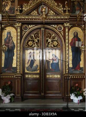 Portes autelles religieuses en bois avec panneaux dorés, mettant en scène la scène de l'Annonciation, la Vierge Marie, l'Archange Gabriel, dépeignant un récit biblique. ZAGREB, Banque D'Images