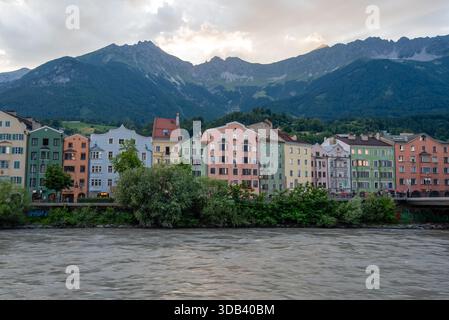 Rangée de maisons sur la rivière Inn, Innsbruck, Tyrol, Autriche Banque D'Images