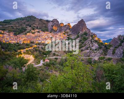 Crépuscule à Castelmezzano, Dolomites Lucaniennes, Basilicate, Potenza, Italie du Sud, Italie, Europe du Sud, Europe Banque D'Images