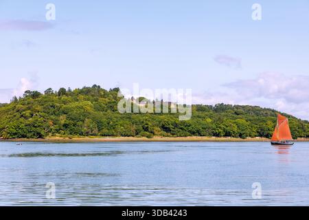 Abbaye Saint-Guenole de Landevennec sur les rives de l'Aulne avec voilier rouge, Landévennec, presqu'île de Crozon, Finistère, Bretagne, France Banque D'Images