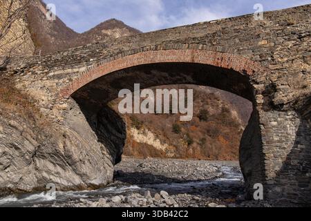 Vieux pont d'Ulu du 19ème siècle à Gakh. Azerbaïdjan. Banque D'Images