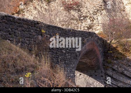 Vieux pont d'Ulu du 19ème siècle à Gakh. Azerbaïdjan. Banque D'Images