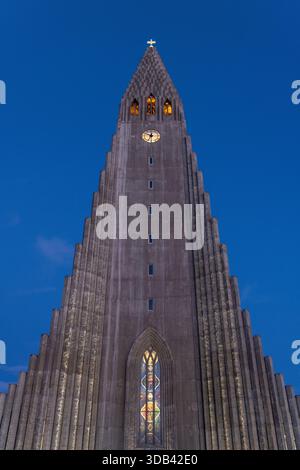Hallgrímskirkja Eglise dans le centre-ville au crépuscule, Reykjavik, Islande, Europe Banque D'Images