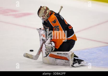 Rochester, New York, États-Unis. 13 décembre 2025. Le gardien de Lehigh Valley Phantoms Aleksei Kolosov (35 ans) fait une pause dans les échauffements avant un match contre les Américains de Rochester. Les Américains de Rochester ont accueilli les Phantoms de Lehigh Valley lors d'un match de la Ligue américaine de hockey au Blue Cross Arena de Rochester, New York. (Jonathan Tenca/CSM) (image crédit : © Jonathan Tenca/Cal Sport Media). Crédit : csm/Alamy Live News Banque D'Images